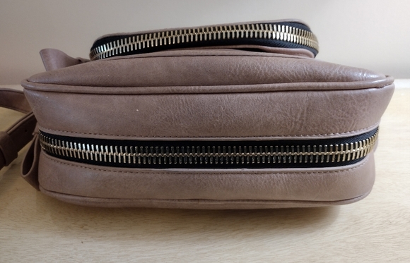 Madison West Saddlebag Tan Chunky Zipper Pulls Gold Plated Adjustable Strap - Picture 6 of 15